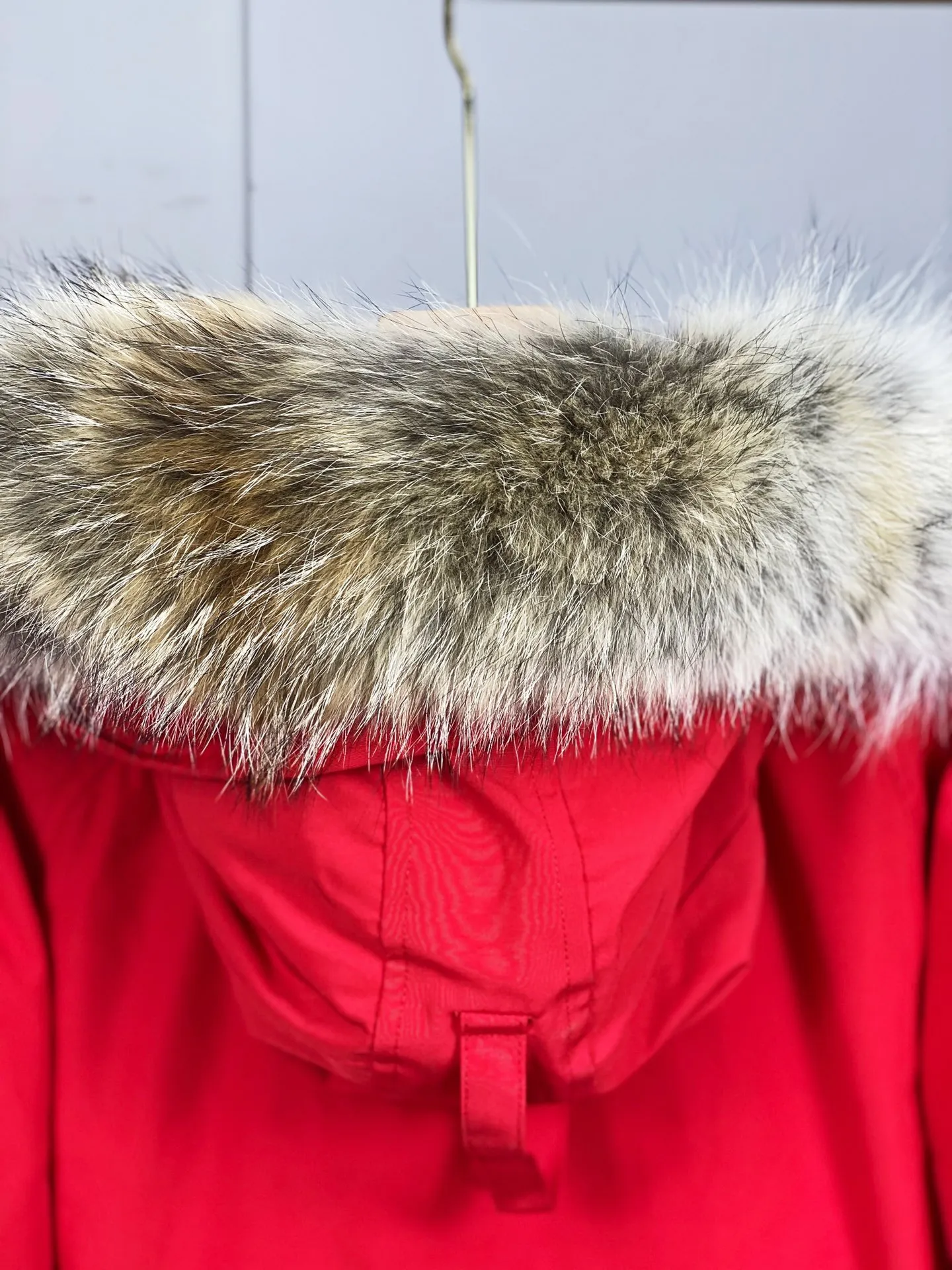 P780 Canada goose/Canada Goose Chilliwack 01 bomber jacket down jacket, authentic original clothing mold, all accessories are customized from the original factory. 💯The softness of the fabric is compared with the original product, and it can be restored by kneading at will (fabric misunderstanding: it is not a high-hardness fabric that is waterproof. Only those who buy the latest authentic version this year will notice the softness and comfort of the fabric) 💯The down is synchronized with the authentic white duck down, fluffy and not clumps, electronically controlled down filling machine. 💯Customized authentic YKK zipper pullers, high hardness and no jamming 💯The fur collar is custom-made from coyote skins in western Canada, the original version has the same origin 💯All workmanship and wiring are controlled by workers with more than ten years of service. They must be horizontal and vertical, and are not crooked. The inner wiring density is more sophisticated. Feel free to compare 💯Goose logo on sleeves, collar label, washed label, hangtag, zipper cord, pocket label, cuff thread, hem thread All details are updated simultaneously with the original product. The best version with the most complete colors. Sizes: XS-XXL (size chart attached below)
